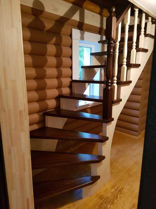 Лестницы с поворотными ступенями: виды, материалы, фото