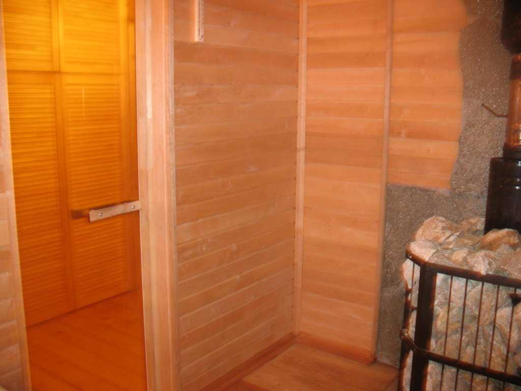 Изготовление и установка деревянной двери в бане