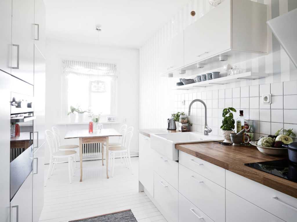 Белая глянцевая кухня в интерьере в современном стиле: цвет фасада гарнитура, дизайн с яркими акцентами и деревом, угловая маленькая кухня
 - 31 фото