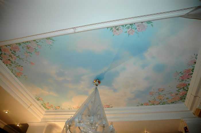 Как сделать рисунок на потолке своими руками, особенности украшения облаками, узоры с использованием трафарета, фото и видео примеры