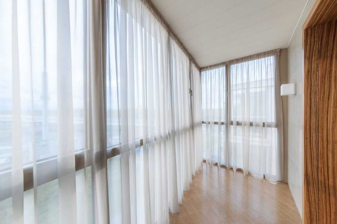 Современные идеи штор в гостиную с балконной дверью (50 фото)