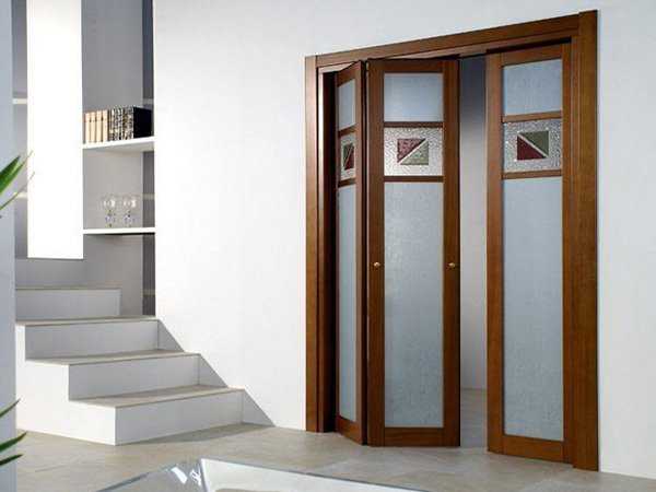 Складывающиеся межкомнатные двери пополам и по секциям, фото в интерьере
