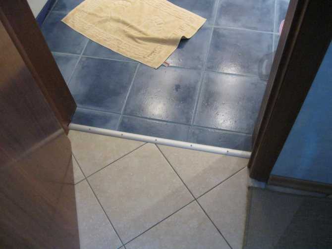 Порог в ванной комнате. правила формирования выступа и сопряжение с напольным покрытием