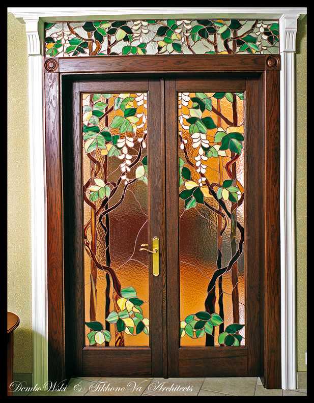 Витражные двери в интерьере: варианты мозаичного декора