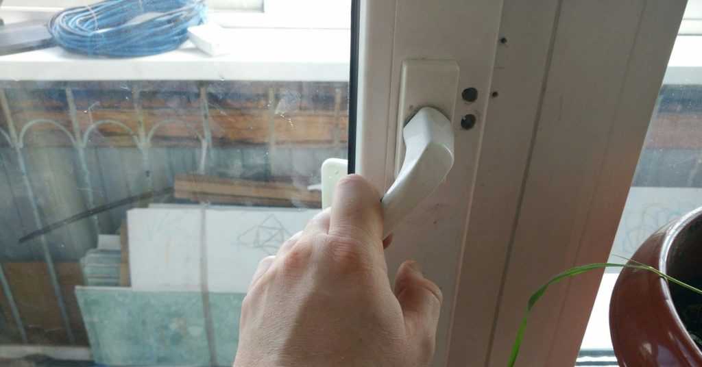 Заклинило пластиковую дверь на балкон: что делать и как открыть