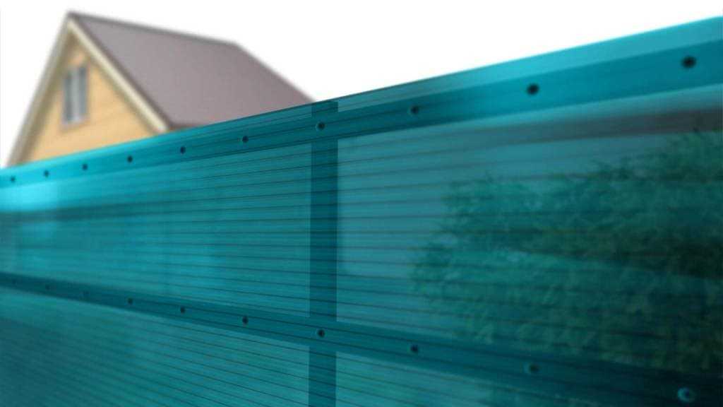 Забор из поликарбоната на металлическом каркасе своими руками: фото и видеоинструкция