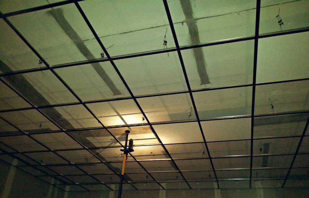Кассетные потолки: элементы подвесной системы, инструкция по установке своими руками, видео и фото