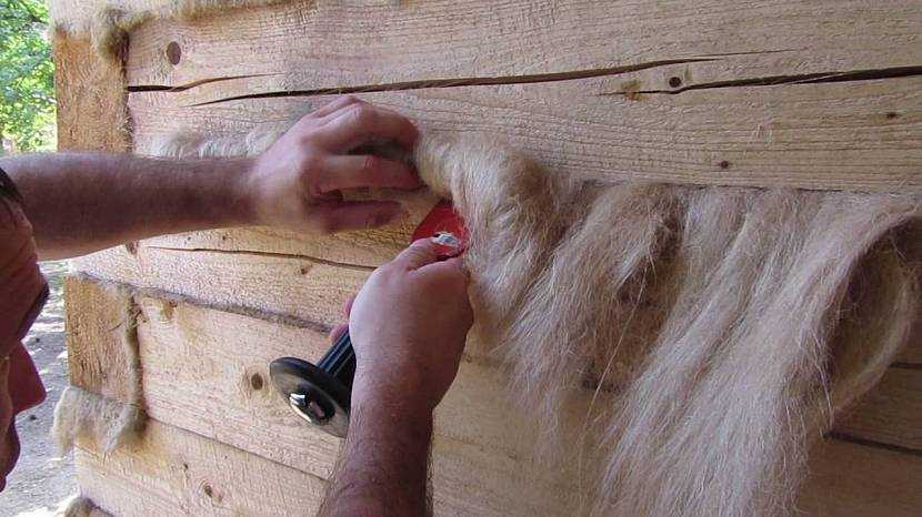 Конопатка швов сруба деревянного дома своими руками — викистрой