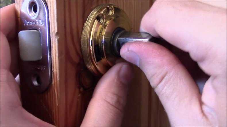 Как разобрать дверную ручку межкомнатной двери?