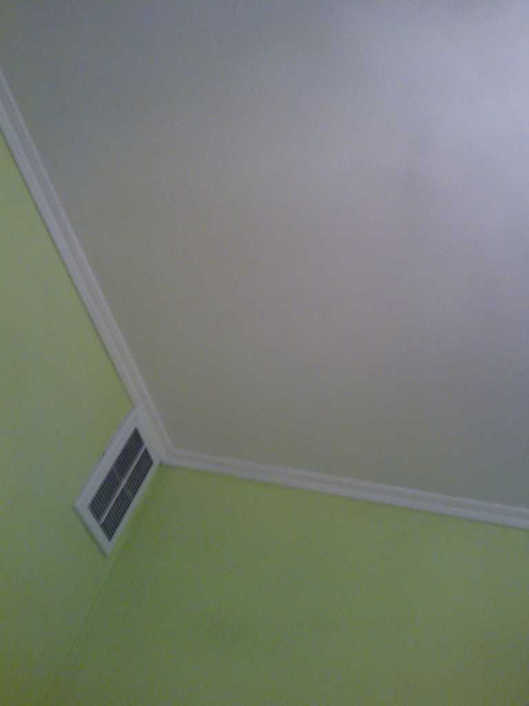 Как правильно красить потолок в ванной?