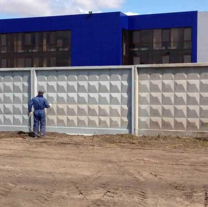 Как покрасить бетонный забор и какую краску использовать?
