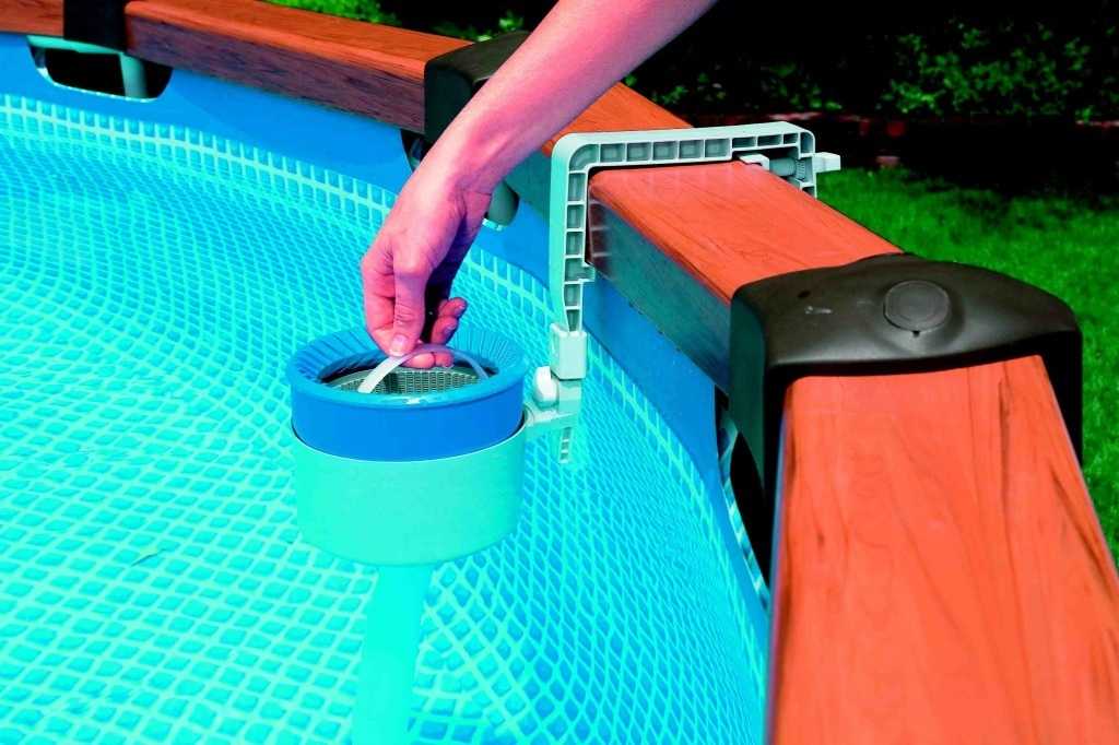 Установка скиммера в бассейн и чистка по мере загрязнения