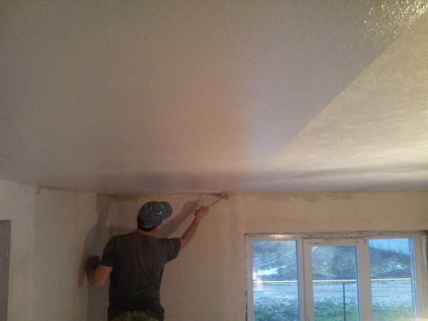 Стеклохолст — как с ним работать, чтобы сделать потолок идеально ровным