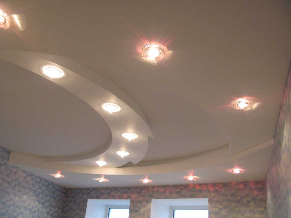 Комбинированный потолок из гипсокартона и натяжного полотна с подсветкой