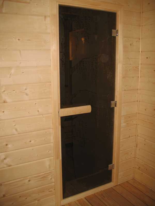 Стеклянная дверь для бани. выясняем все плюсы и минусы