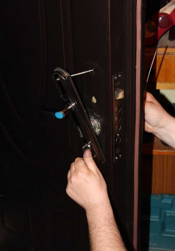 Как снять дверную ручку входной металлической двери