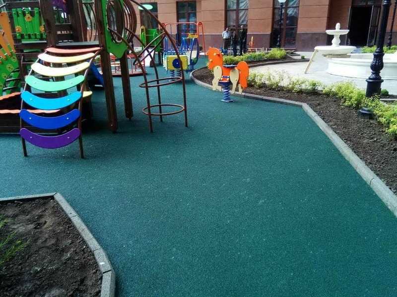 Какое основание на детской площадке будет лучше: песок или резиновая плитка?