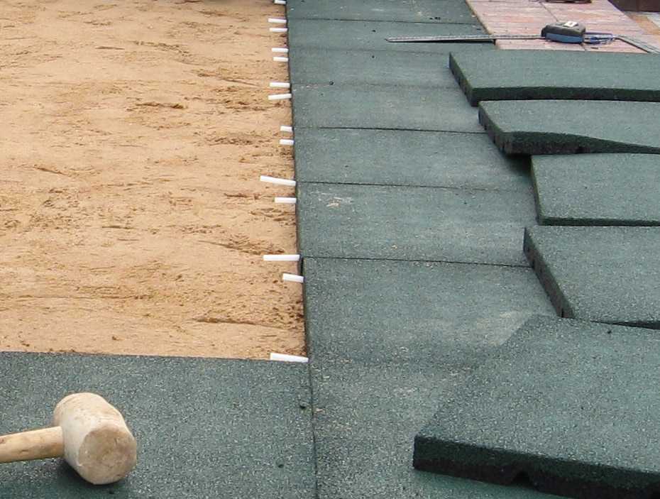 Резиновая плитка: укладка на бетонное основание, песок, как делают для дорожек, клей, технология монтажа, видео, фото