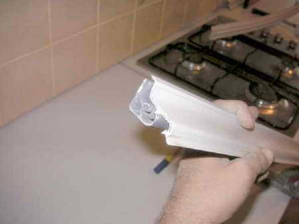 Как прикрепить плинтус к столешнице на кухне (+фото)