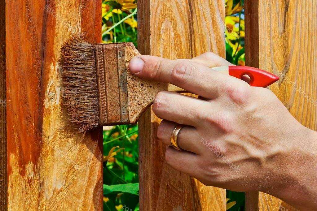 Чем покрасить деревянный забор 🏘 надолго и дешево, как его украсить?
