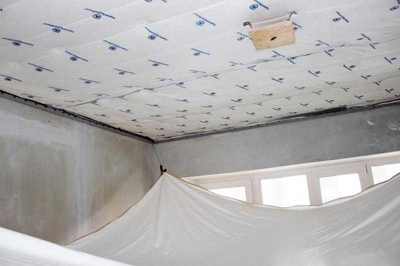 Шумоизоляция потолка в квартире под натяжной потолок: известные и инновационные материалы, характеристики, преимущества и недостатки Способы монтажа