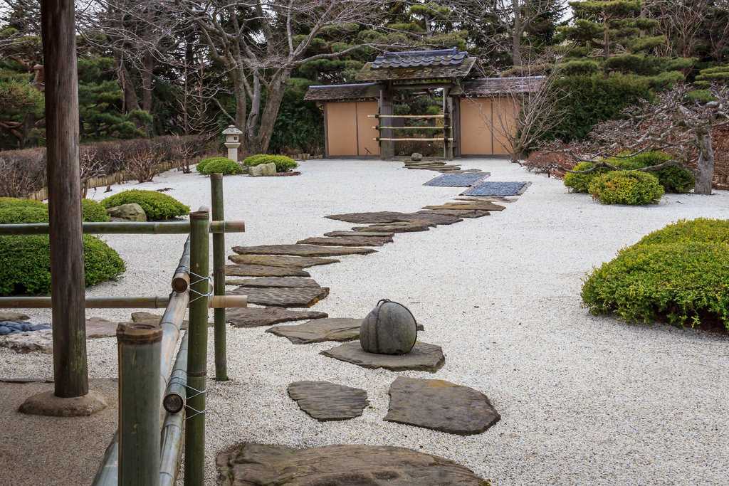 Японский сад камней: традиции дзен и возможность обустройства на даче