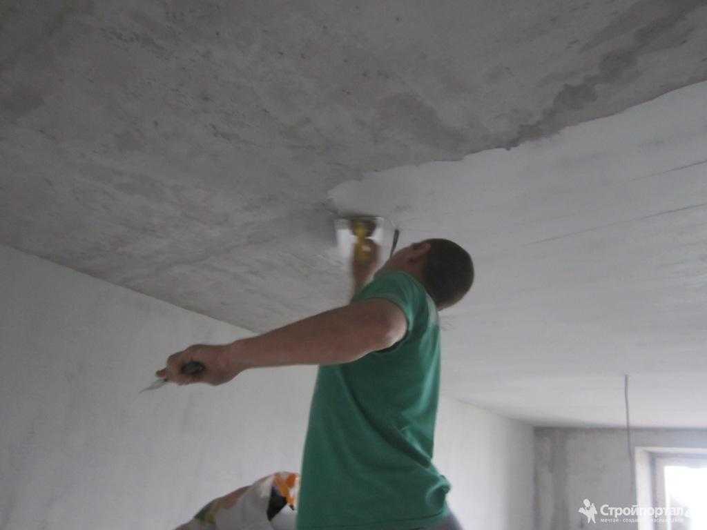 Как обновить потолок старым методом современными средствами? инструкция по покраске потолка своими руками (+ видео)