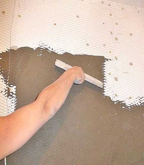 Укладка плитки на неровную стену: как класть без выравнивания