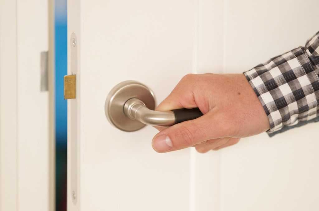 Что делать, если захлопнулась входная или межкомнатная дверь?