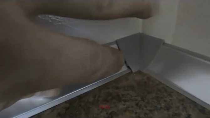 Плинтус кухонный для столешницы: как закрепить алюминиевый уголок