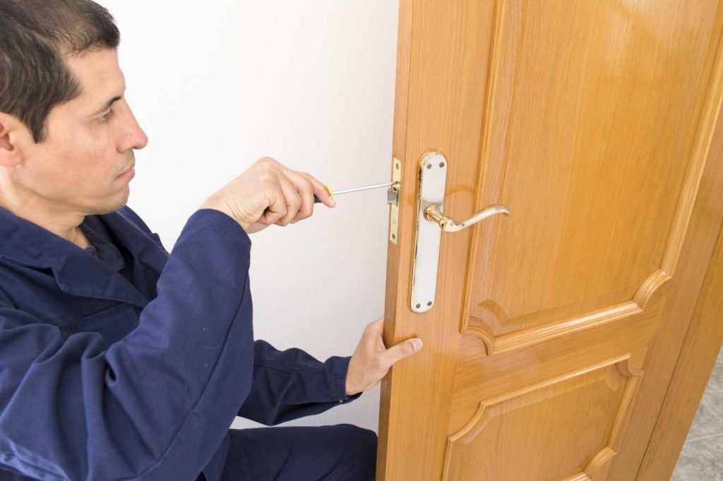 Восстановление шпонированной двери: реставрация своими руками