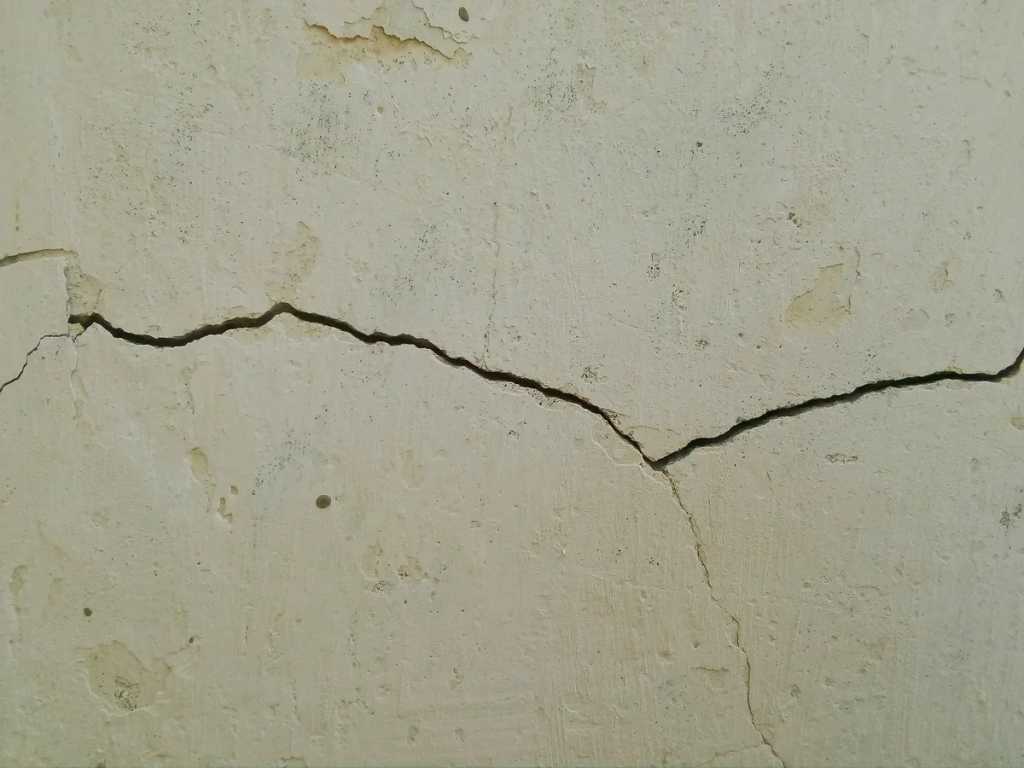 Чем и как заделать трещину в стене кирпичного дома своими руками