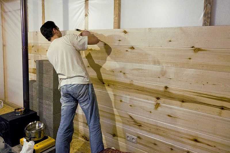 Чем покрасить деревянные стены внутри дома