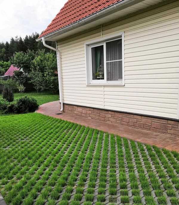 Экостоянка на даче: газонная решетка для парковки и садовой дорожки