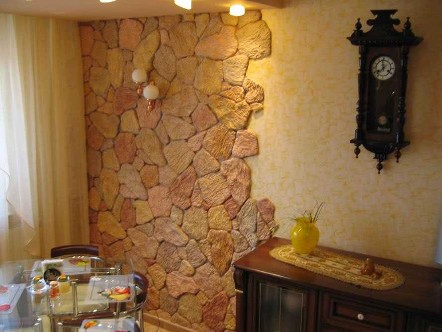 Отделка кухни декоративным камнем: дизайн стены под камень