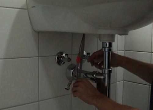 Смеситель для раковины с гигиеническим душем: правила выбора, установки и ремонта своими руками