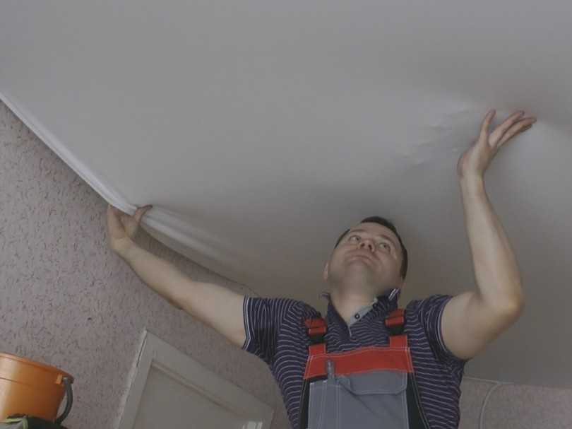 Как заклеить натяжной потолок после пореза своими руками: способы, пошаговая инструкция