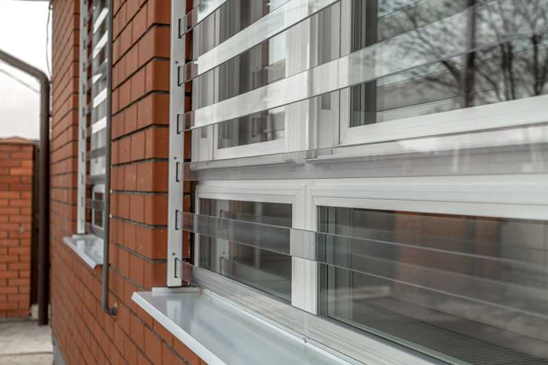 Решетки на окнах первого этажа: защитные металлические конструкции для обеспечения безопасности