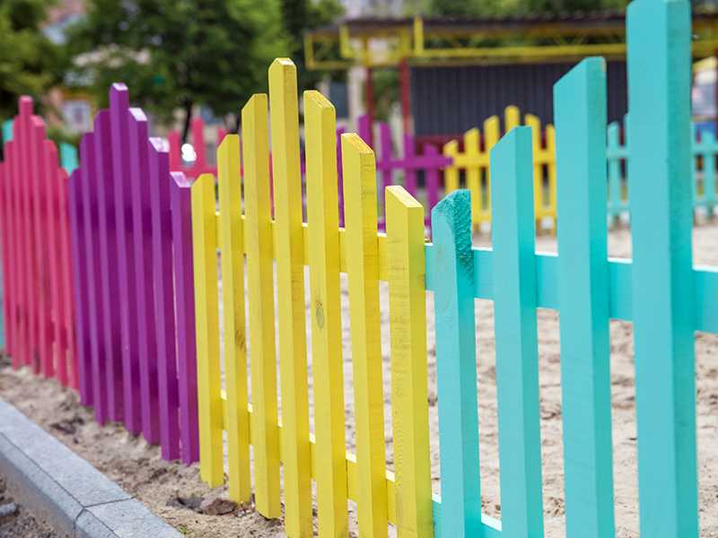 Чем лучше покрасить забор из дерева: лаки, антисептики, пропитки