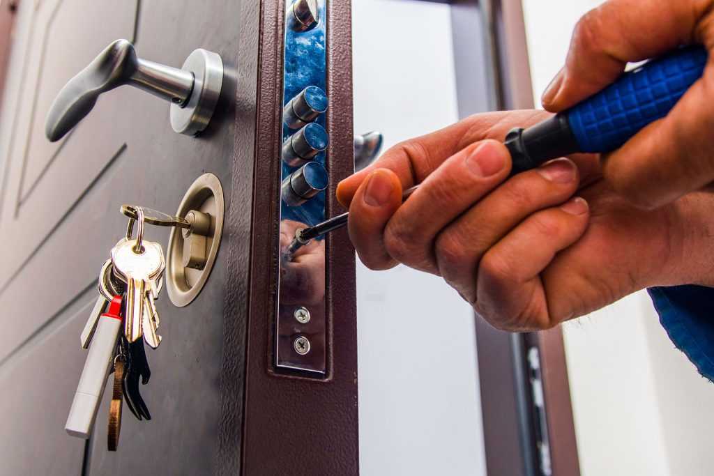 Как вскрыть дверь без ключа – несколько доступных способов
