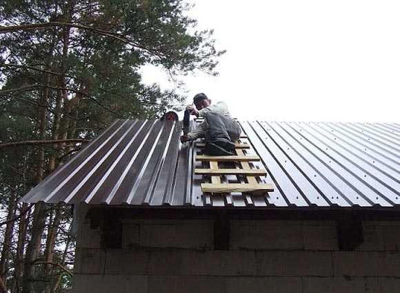 Как правильно крыть крышу профнастилом своими руками: порядок работ от обрешетки до последнего самореза