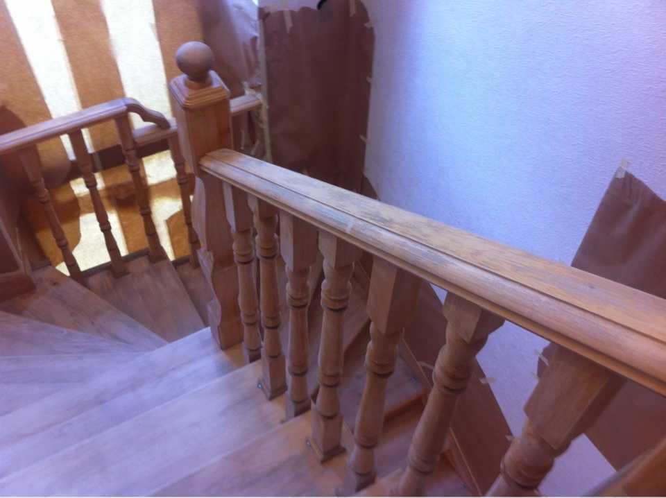 Скрип лестниц. Скрип деревянной лестницы. Рассохлись ступени деревянные. Скрипит деревянная лестница. Скрипит ступенька лестницы.